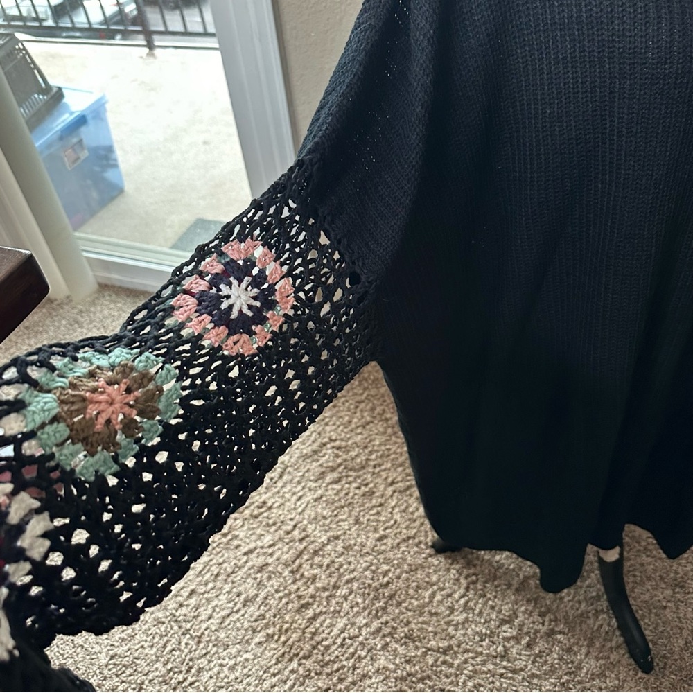 NWT-Gorgeous Gorgeous Lightweight Boho Style Sweater. Crochet Sleeves! - Picture 7 of 16
